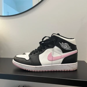 Jordan 1 Mid rosa/svart/vit strl 41 - Som nya, endast använda ett fåtal gånger!