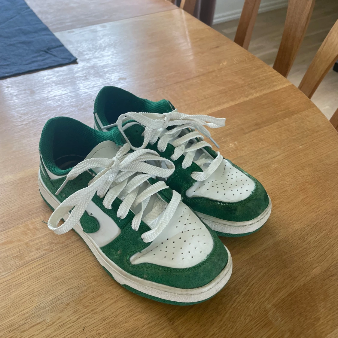 Vit/gröna skor