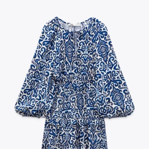 Blå zara klänning - En populär klänning ifrån Zara, använd 2-4 gånger Storlek L men passar M (vissa fall S) Köpt för 399kr Vid frågor skriv till mig❤️