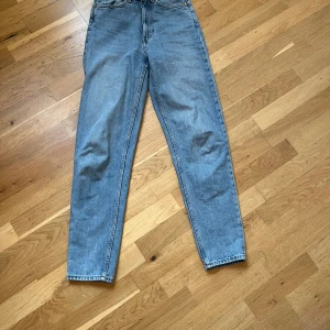 Weekday jeans - Blå jeans från Weekday. W26 L32