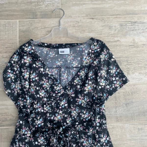 Klänning - Jättefin och elegant klänning! Den har fina detaljer, en knytning i midjan och en dragkedja på sidan. Sitter jättefint på🥰 Som ny!