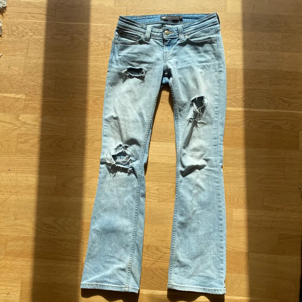 Säljer mina superfina lågmidjade bootcut jeans från Levis☺️ Dem är väldigt bra skick förutom liite slitningar nere vid fötterna som visas på 4 bilden, men det syns knappt. Midjemåttet är ca 76cm runt och längden är perfekt på mig som är 162cm❤️. Jeans & Byxor.