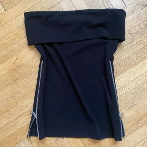 Tube topp med dragkedjor  - Jätte cool tube topp med dragkedjor på sidorna, i jätte bra skick och är perfekt för fest 