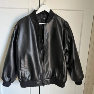 Skinnjacka - Supersnygg skinnbomber från Bikbok som inte kommer till användning. Storlek S.
