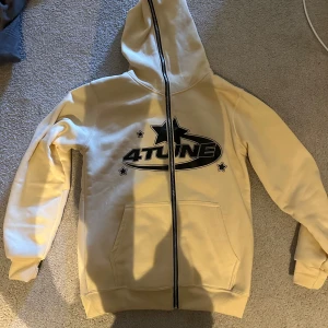 Zip Hoodie - En riktigt fet zip hoodie som är i färgen beige, den är i väldigt bra skick. Skriv för mer bilder eller vid funderingar.🤝