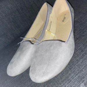 Ballerina skor  - Inte andvänd helt nya med pris lapp gråa väldigt sköna till sommaren 