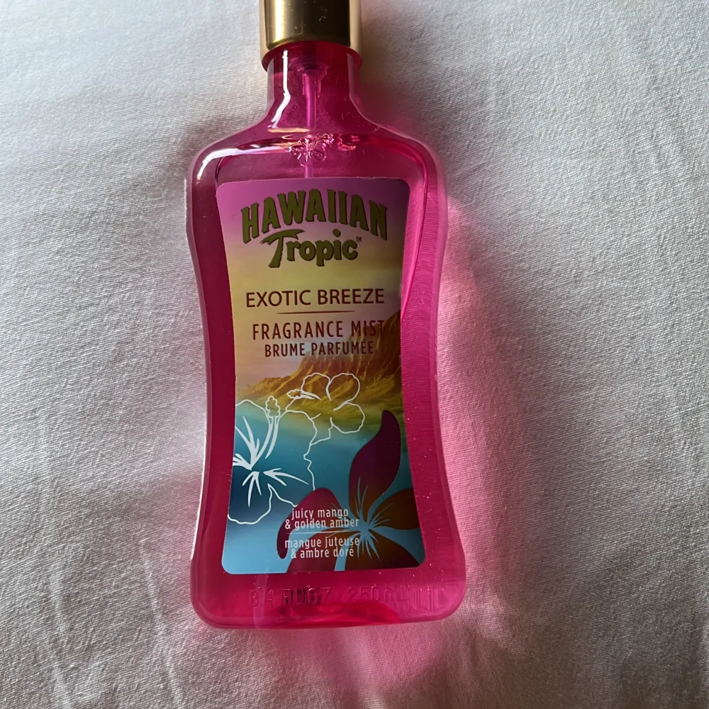 Hawaiian tropic body mist! Luktar Juicy mango & golden amber. Innehåller 250 ml. . Parfym.