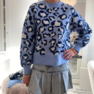 Stickad leopard tröja - Mysig och skön stickad tröja från mango i leopard mönster. Är i bra skick! Pris kan diskuteras men köp helst direkt!💗Är lite stor i storlek och i XS men sitter på som S.