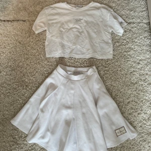 Calvin Klein sett - Ett mycket fint sett från Calvin Klein med tröja och kjol. Detta har tyvärr inte kommit till användning för mig. I nyskick. 