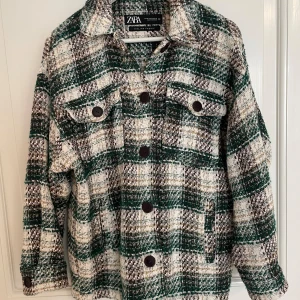 Snygg overshirt från Zara - Fin oversize skjortjacka som tyvärr inte kommer till användning. Väldigt mjuk och skön, fint fall. Mycket fint skick! Passar XS-M 