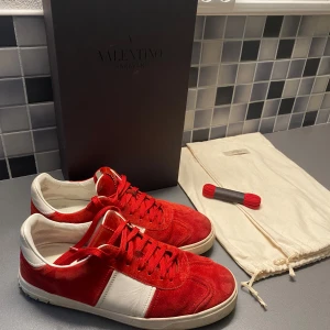 Valentino flycrew  - Väldigt fint skick/ allt på bild ingår förutom låda , skriv i dm för mer info, endast en nit saknas 