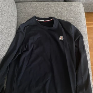 Moncler sweatshirt  - Säljer denna tröja eftersom jag inte använder den, den är använd 2 gånger och ser ny ut. Fick den som present när jag fyllde år. Tröjan är mörkblå och passar både M och L, pris kan diskuteras