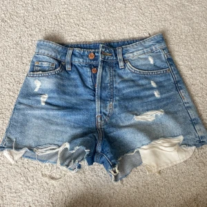 Jeans shorts - Korta jeans shorts från hm, använda några gånger men fint skick. 