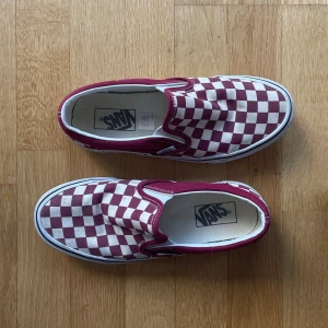Vans 38,5 - Röda schackbrädevans i stl 38,5. Skorna är använda få gånger och därför i fint skick. 🩷
