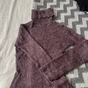 Fest glittrig stickad tröja - En fin stickad tröja. Du kan ha på denna när du ska till en fest. Köpte från en second hand butik. Har haft den på mig bara en gång. Skriv om ni vill ha fler bilder. Har själv storlek M. ❤️