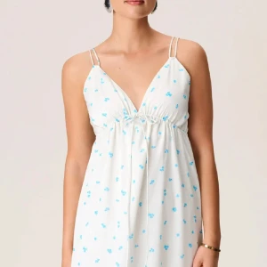 Adoore Nice dress - Supersnygg klänning från Adoore❤️  Den är lite nopprig på ett ställe (vid sidan) och har ett litet streck längre ner på klänningen. Har lagt in bilder på det men jag tycker inte att det är något som stör❤️säljs ej längre på Adoores hemsida