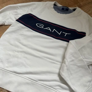 Gant tröja  - En gant tröja som är vit, skorleken ser ni på bilden.  Den är använd ett fåralgånger endast  Skriv för bilder🤍