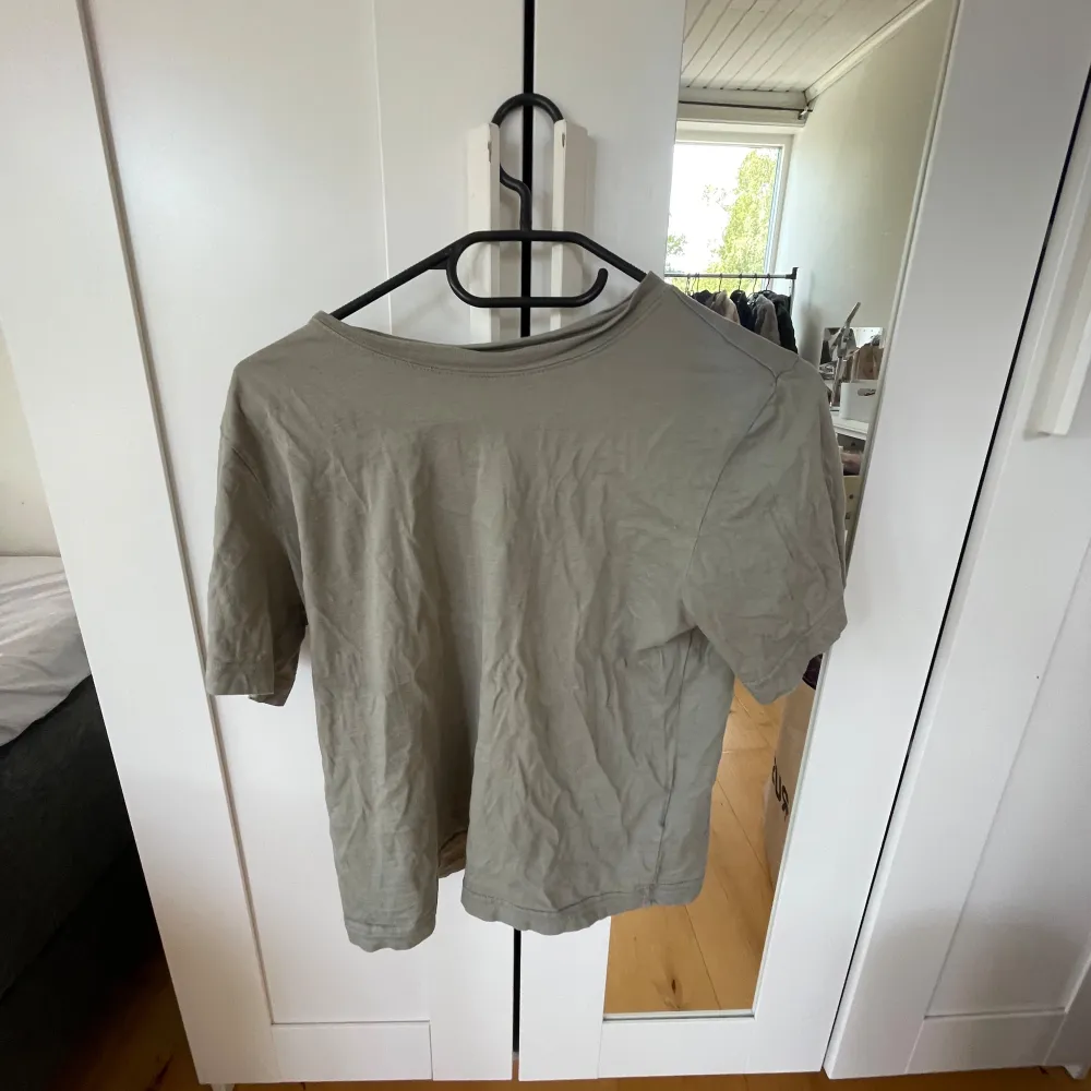 grön vanlig t-shirt från h&m, bra skick. T-shirts.