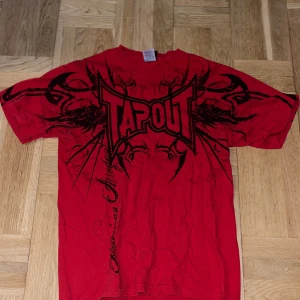 Tapout tröja - En tvär nice tapout tshirt i storlek M. True to size. Inga defekter 10/10 skick. Kom dm för mer info
