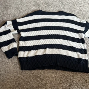 Randig tröja 🤍🖤 - Jätte fin randig tröja🤍🖤 tröjan är svart och vit och är stickad❣️ är i väldigt bra skick