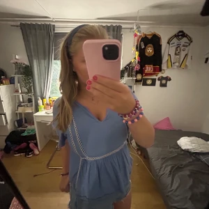 Topp - Söt blå sommar topp med lite spetts på💗💗