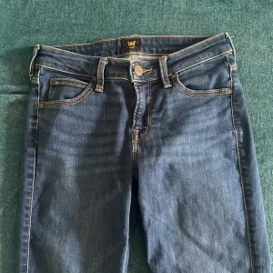 lågmidjade lee jeans  - lågmidjade lee jeans straight leg. inga defekter och bra skick 