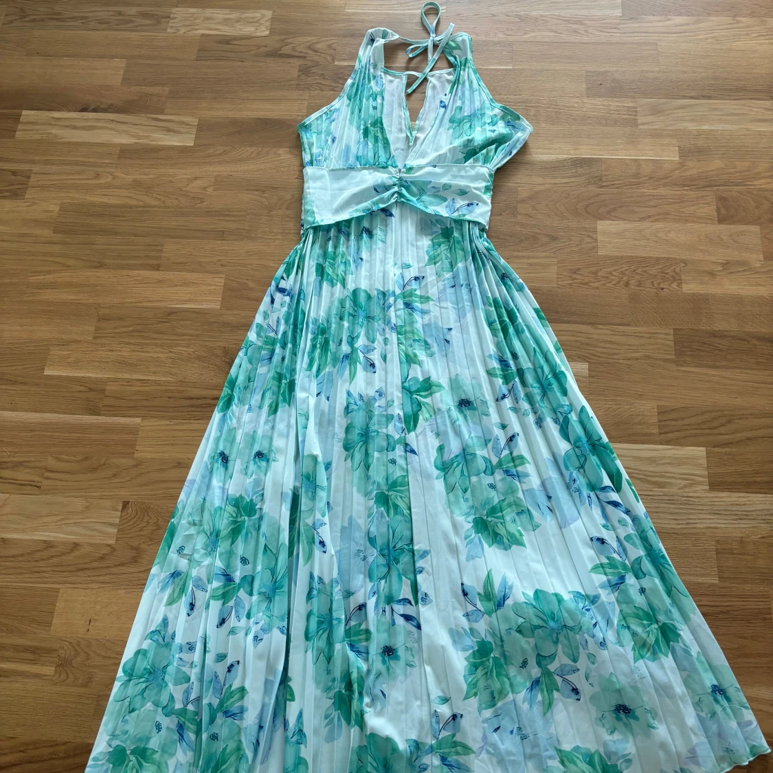 Vacker blommig klänning halterneck  - 90