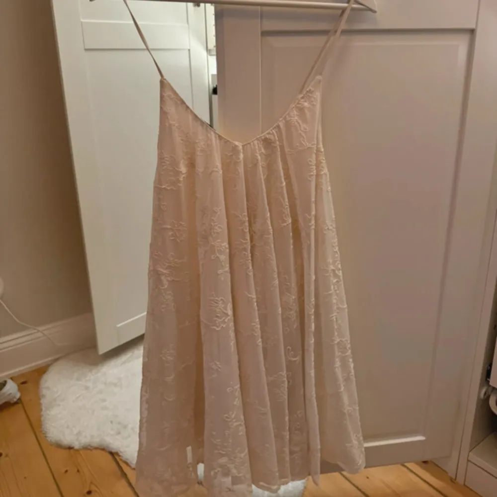 Så snygg vit klänning från zara i så fin modell. Svårt att få tag i denna nyanpopulära modell!. Mekot.