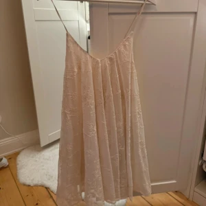 Zara klänning - Så snygg vit klänning från zara i så fin modell. Svårt att få tag i denna nyanpopulära modell!