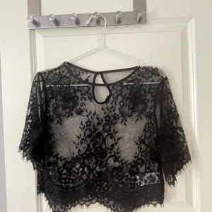 Svart spets topp - En svart helt oanvänd spets topp perfekt till sommaren  Den är helt oanvänd och har inga defekter  Säljer då den är för liten