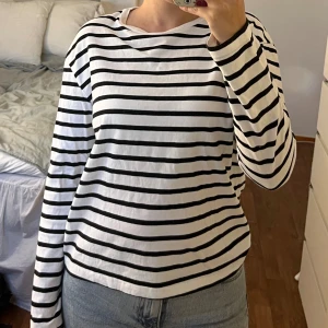 Randig tröja - Jättesnygg randig tröja som är ett perfekt basplagg att ha i garderoben. Tröjan är använd men är i fint skick och har inga skavanker. 🖤☁️