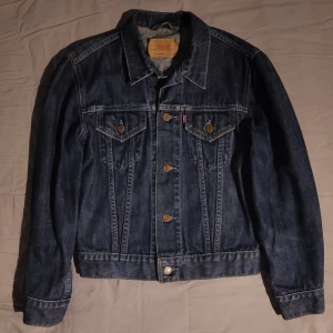 Vintage Dam Levi's Jeansjacka Storlek S - (Säljer åt systern) Plagget är i fint skick, kontakta mig vid frågor!🌻  /Janne