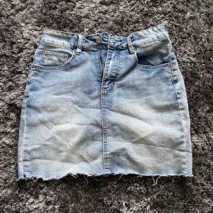 Jeanskjol - Fin blå jeanskjol med bra stretch