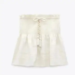 Jättefin zara kjol som är slutsåld och etfertraktad💗 liten defekt vid snöret (skriv om ni vill se bild) men annars bra skick💗
