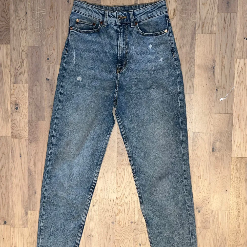 Högmidjade blåa jeans från HM Divided i storlek 36. Använda med knappt några tecken. . Jeans & Byxor.