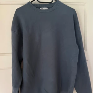 Blå sweatshirt, ZARA - Blå sweatshirt från Zara Använd men är i mycket bra skick, säljer den endast för den är för liten på mig