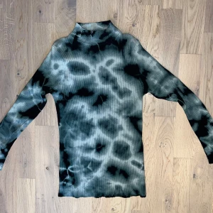 Mönstrad ribbad långärmad tröja  - Mönstrad ribbad långärmad tröja med hög krage från Cherry Koko i storlek s/m. Väldigt stretchigt material. Använd någon enstaka gång men inga tecken 