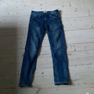 Säljer dessa snygga slim fit jeans i storlek 152 från Lindex dem passar dig som vill ha grisch stilen eller tycker om dessa jeans skicket är 9/10 dom är använda ungefär 10 gånger säljer pga av att dom inte passar längre Priset är inte hugget i sten.