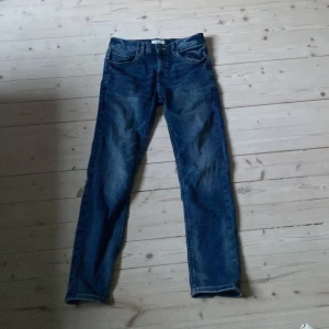 Lindex Jeans - Säljer dessa snygga slim fit jeans i storlek 152 från Lindex dem passar dig som vill ha grisch stilen eller tycker om dessa jeans skicket är 9/10 dom är använda ungefär 10 gånger säljer pga av att dom inte passar längre Priset är inte hugget i sten.