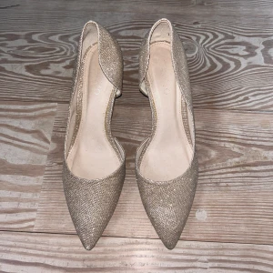 Glittriga Klackar - Glittriga klackskor!  Köpta i butik i Göteborg så minns inte märke tyvärr men bra lyxigt skick! Storlek: 39/40 Orginalpris: 800/900kr om jag minns rätt  Pris kan diskuteras vid snabb affär! Perfekta till fest!!