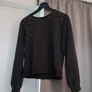 Hoodie - Lite tunnare hoodie me fina detaljer. Passar xs/xxs men är köpt på barnavdelning i storlek 158/164🤍