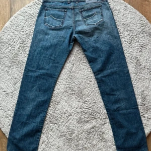 Jacob Cohen jeans - Tja, säljer nu dessa tvär feta Jacob Cohen jeans i modellen 688 vilket är den vanliga modellen. Skriv vid minsta lilla fundering! Storlek 35 men suffer som 32