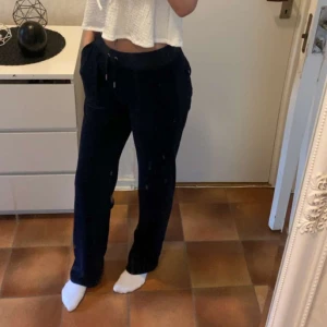 Marinblå juicy byxor -  Långa i längden, inga defekter. Använd lite förra hösten, ej urtvättade. Ordinarie pris 1000:- 