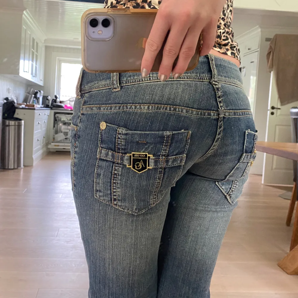 Super snygga vintage jeans från amy gee. I toppskick då dem bara använts en gång. Midja 39cm och innerben 87cm. Jae 170. 💓(pris kan diskuteras). Jeans & Byxor.