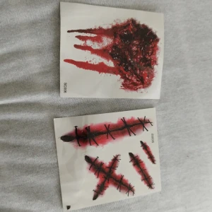 Tatueringar  - Sår med blod tatueringar. Bra till läskiga teman.