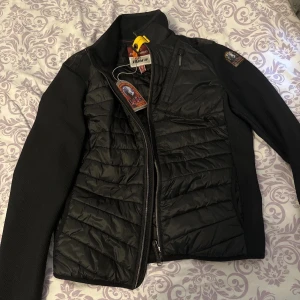 Parajumpers - Oanvänd parajumpers Warm up köpt för ungefär en vecka sen säljer då jag ej har kvitto kvar och köpt fel modell säljer den för 3900 då den är oanvänd kan mötas upp Gävle/Skellefteå även skickbar 