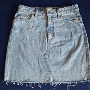 Jeanskjol  - Jeanskjol från F&F Ljusblå  Storlek 34, men passar oxå på 36. Mycket bra skick