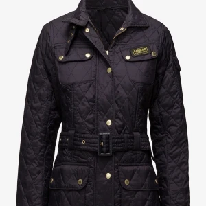 Jacka dam barbour svart - Storlek s. Kommer ej till andvändnin och därför säljer jag den. Andning ett få tal gånger. Som ny.