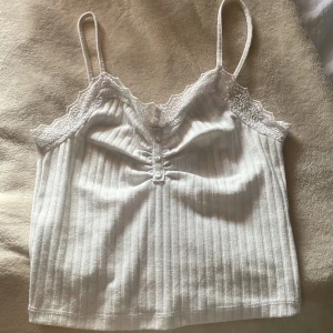 Topp - Ett vitt jätteguligt linne💕 säljer då de är för litet! 