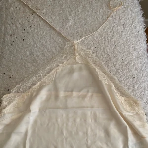 Spets topp - Spets topp från hm, säljer då den är för liten💞 testad en gång.